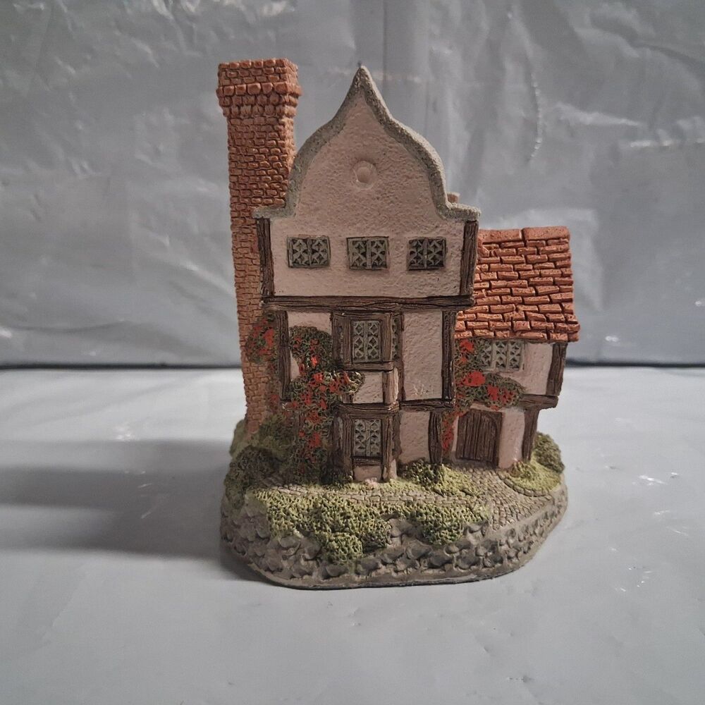 David Winter SUFFOLK HOUSE Hand Painted Made in England Vtg 1985 Village Figure